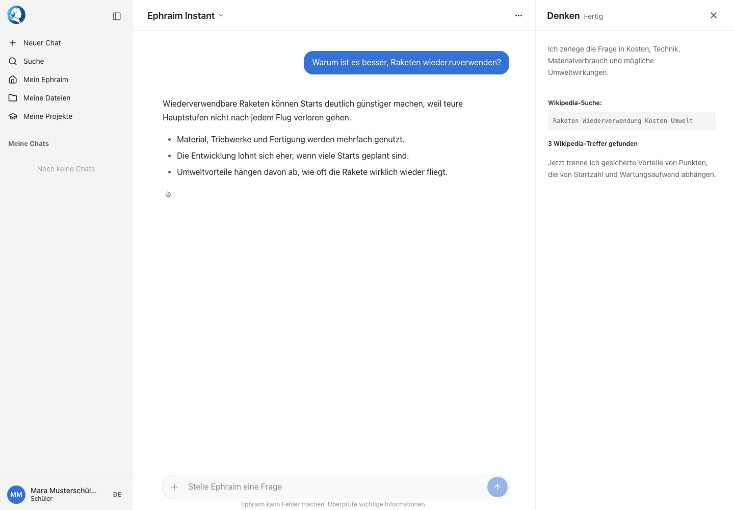 Chat mit geöffneter Denkprozess-Ansicht neben einer Antwort